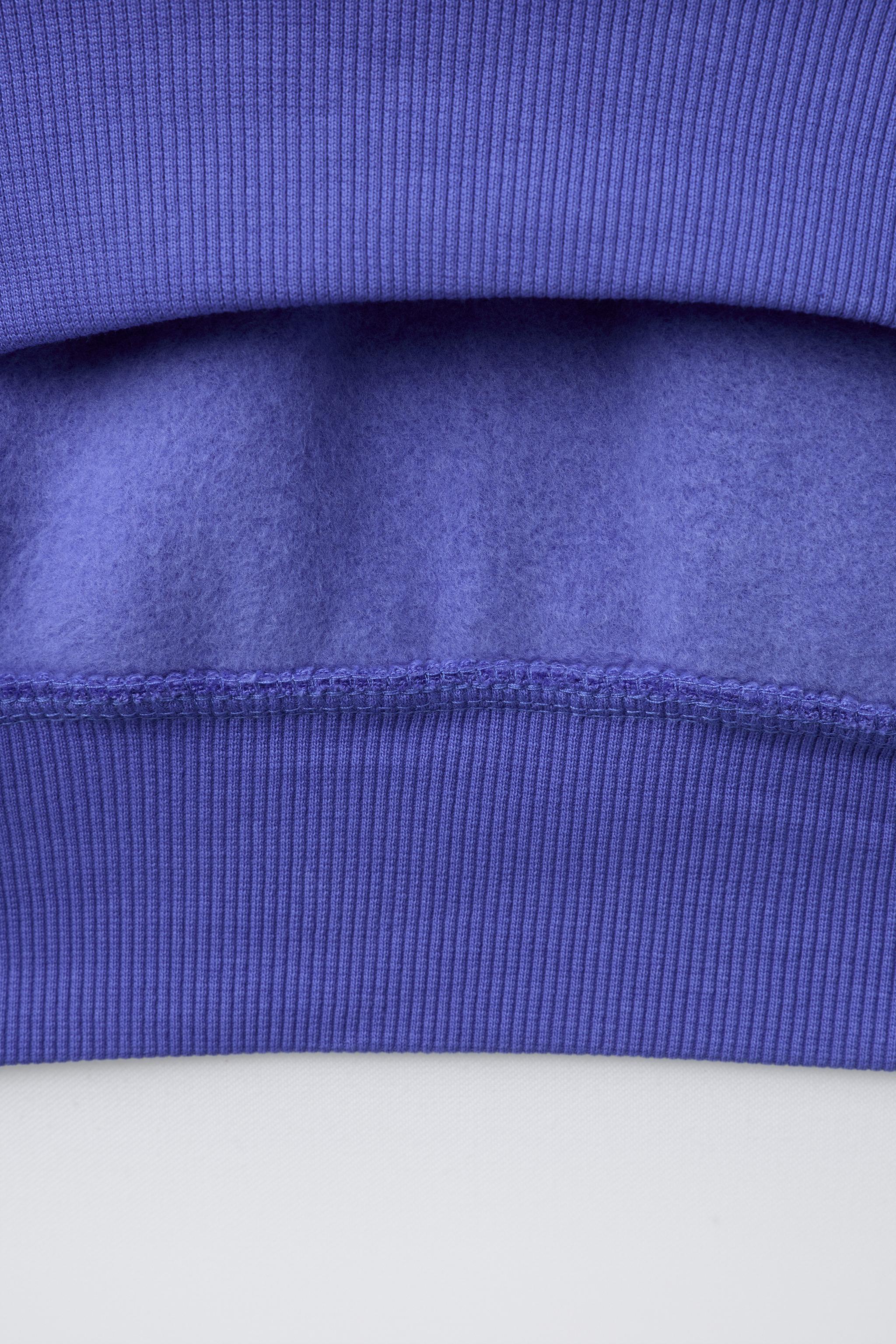 SWEAT À CAPUCHE AVEC INSCRIPTION